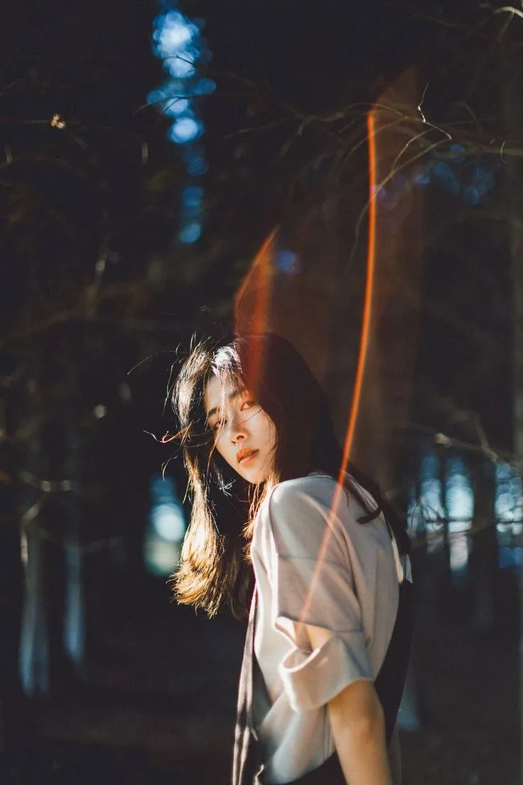 Cô gái hay buồn ngồi bên ly cà phê, ánh mắt xa xăm đầy tâm trạng. Cô gái hay buồn ngồi bên ly cà phê, ánh mắt xa xăm đầy tâm trạng.