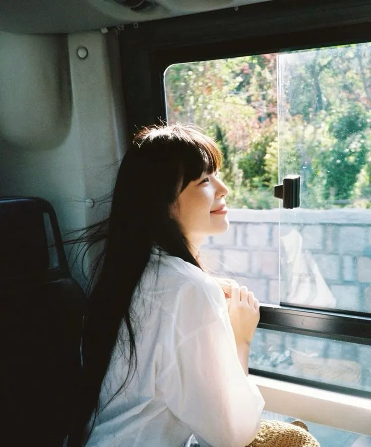 Ảnh buồn khóc khi cô gái ngồi bên cửa sổ, đôi mắt đượm buồn dưới ánh đèn mờ Ảnh buồn khóc khi cô gái ngồi bên cửa sổ, đôi mắt đượm buồn dưới ánh đèn mờ