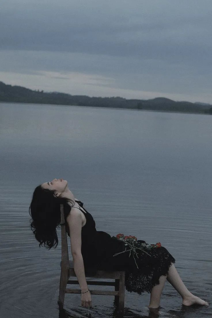 Những bức ảnh tâm trạng cô đơn khi cô gái nằm dưới bầu trời đêm lạnh lẽo Những bức ảnh tâm trạng cô đơn khi cô gái nằm dưới bầu trời đêm lạnh lẽo