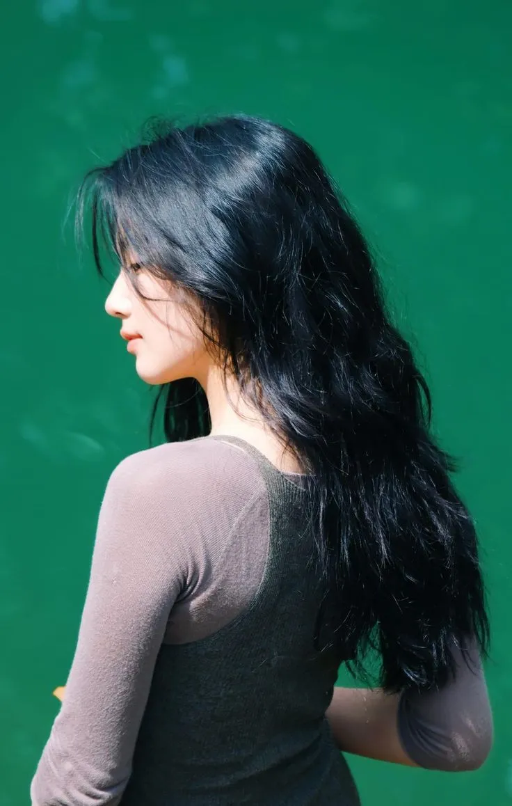 Khoảnh khắc cô gái hay buồn nằm trên giường, ánh nắng xuyên qua rèm cửa Khoảnh khắc cô gái hay buồn nằm trên giường, ánh nắng xuyên qua rèm cửa