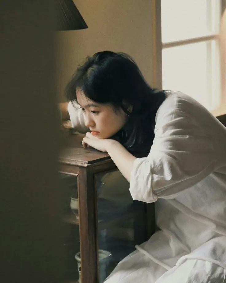 Hình ảnh cô gái cô đơn một mình giữa đêm buồn, ánh mắt xa xăm đầy tâm trạng buồn cô đơn Hình ảnh cô gái cô đơn một mình giữa đêm buồn, ánh mắt xa xăm đầy tâm trạng buồn cô đơn