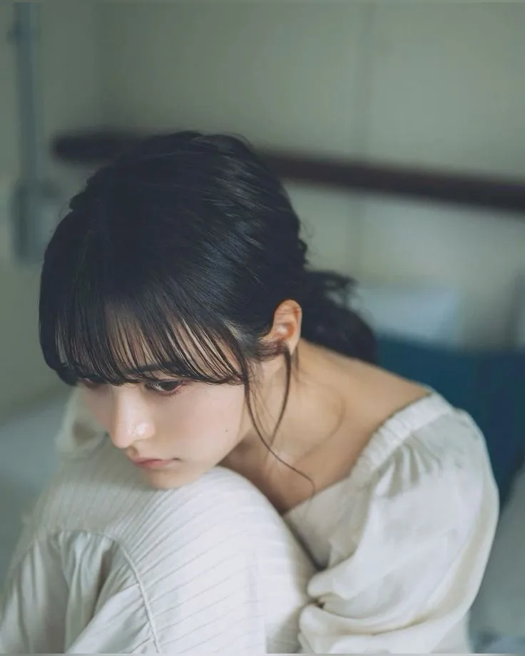 Cảnh cô đơn tâm trạng của cô gái ngồi một mình bên băng ghế gỗ cũ, trời nhá nhem hoàng hôn Cảnh cô đơn tâm trạng của cô gái ngồi một mình bên băng ghế gỗ cũ, trời nhá nhem hoàng hôn