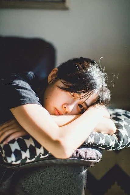 Ảnh buồn khóc của cô gái lặng lẽ giữa công viên, khung cảnh tĩnh lặng đầy tâm trạng buồn cô đơn Ảnh buồn khóc của cô gái lặng lẽ giữa công viên, khung cảnh tĩnh lặng đầy tâm trạng buồn cô đơn