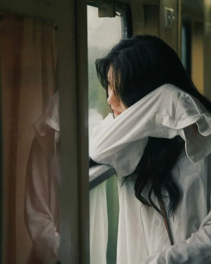 Cô gái ngồi buồn bên cửa sổ, khung cảnh phản chiếu nỗi buồn cô đơn trong đêm vắng Cô gái ngồi buồn bên cửa sổ, khung cảnh phản chiếu nỗi buồn cô đơn trong đêm vắng