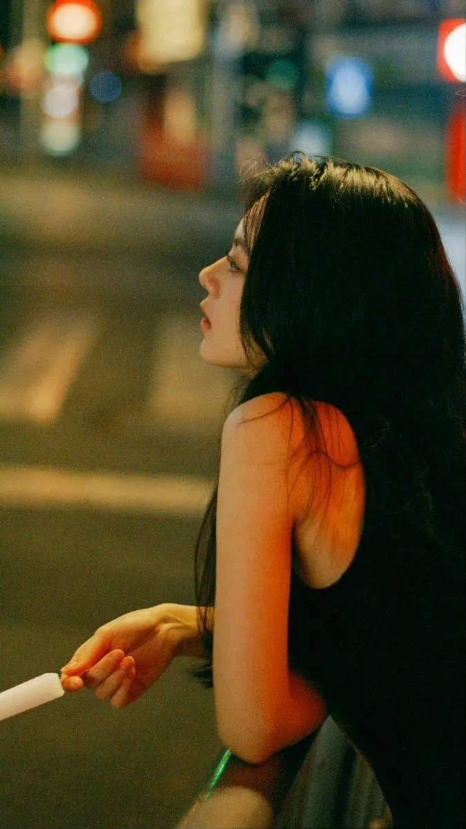 Hình ảnh đêm buồn cô đơn với cô gái lặng lẽ bên cửa sổ mưa rơi. Hình ảnh đêm buồn cô đơn với cô gái lặng lẽ bên cửa sổ mưa rơi.