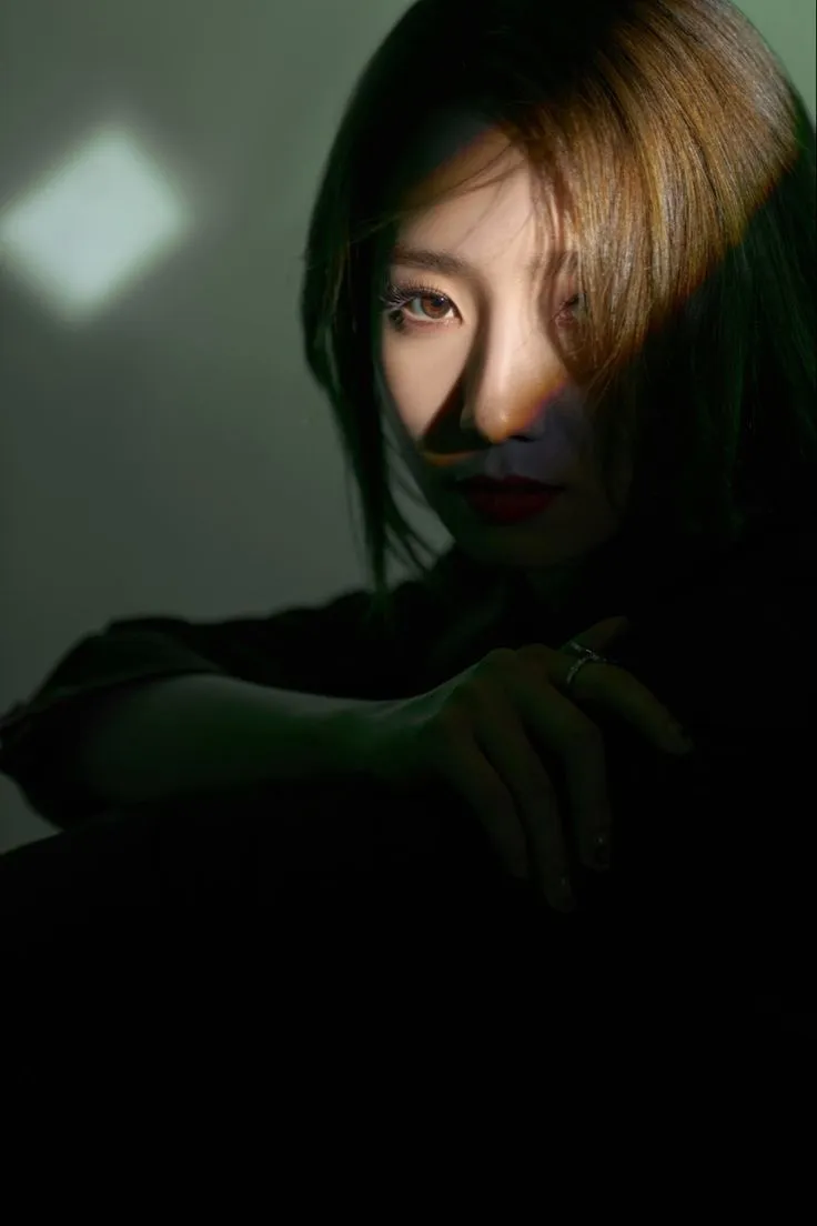 Hình chia tay buồn và khóc của cô gái ngồi buồn bên cửa sổ với tâm trạng buồn cô đơn Hình chia tay buồn và khóc của cô gái ngồi buồn bên cửa sổ với tâm trạng buồn cô đơn