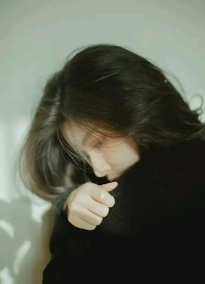 Ảnh buồn khóc với hình chia tay buồn và khóc của cô gái trong bóng tối căn phòng Ảnh buồn khóc với hình chia tay buồn và khóc của cô gái trong bóng tối căn phòng