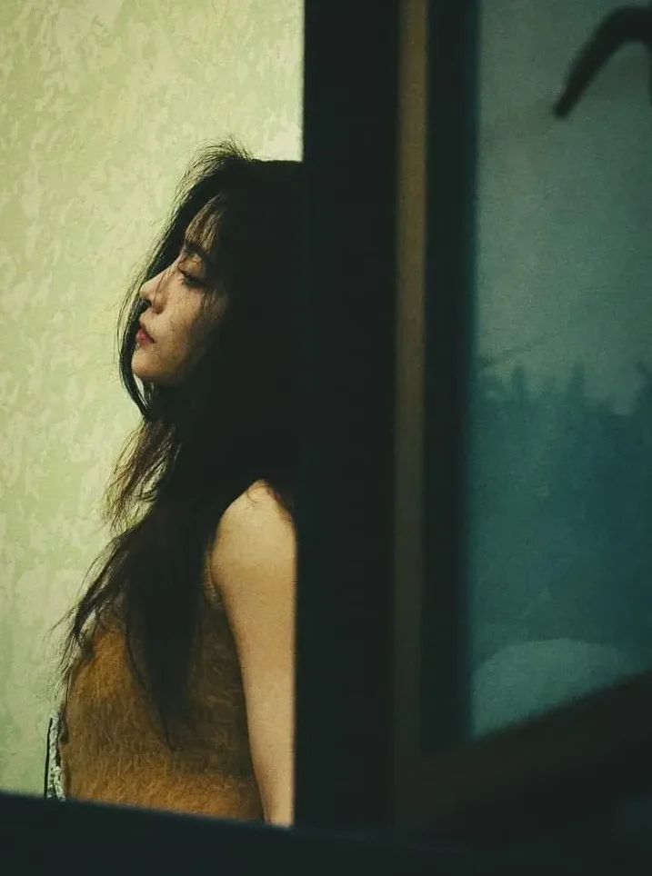 Hình ảnh đêm buồn cô đơn và buồn tủi khi cô gái lặng lẽ khóc dưới mưa Hình ảnh đêm buồn cô đơn và buồn tủi khi cô gái lặng lẽ khóc dưới mưa