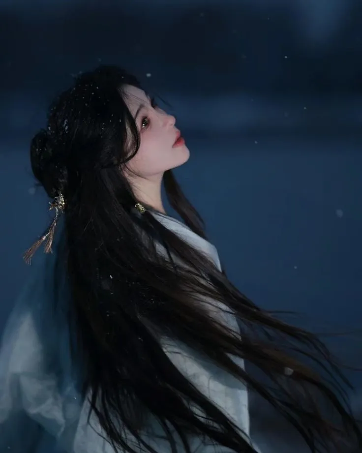 Cô gái ngồi buồn lặng lẽ trên ghế đá, hình con gái buồn đẹp giữa công viên chiều muộn Cô gái ngồi buồn lặng lẽ trên ghế đá, hình con gái buồn đẹp giữa công viên chiều muộn