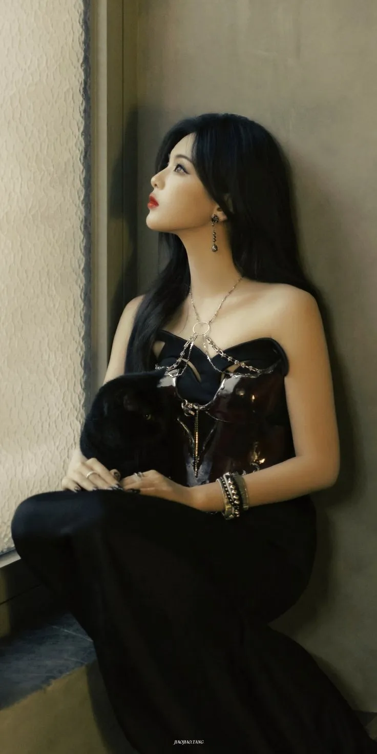 Cô gái ngồi một mình trên ghế đá, tâm trạng buồn khóc giữa công viên. Cô gái ngồi một mình trên ghế đá, tâm trạng buồn khóc giữa công viên.