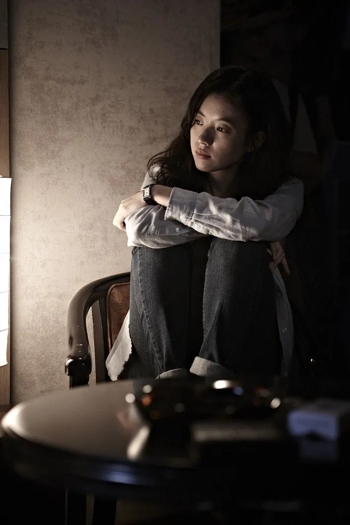 Bức ảnh về nỗi buồn cô đơn giữa cánh đồng cỏ khô trong chiều tà. Bức ảnh về nỗi buồn cô đơn giữa cánh đồng cỏ khô trong chiều tà.