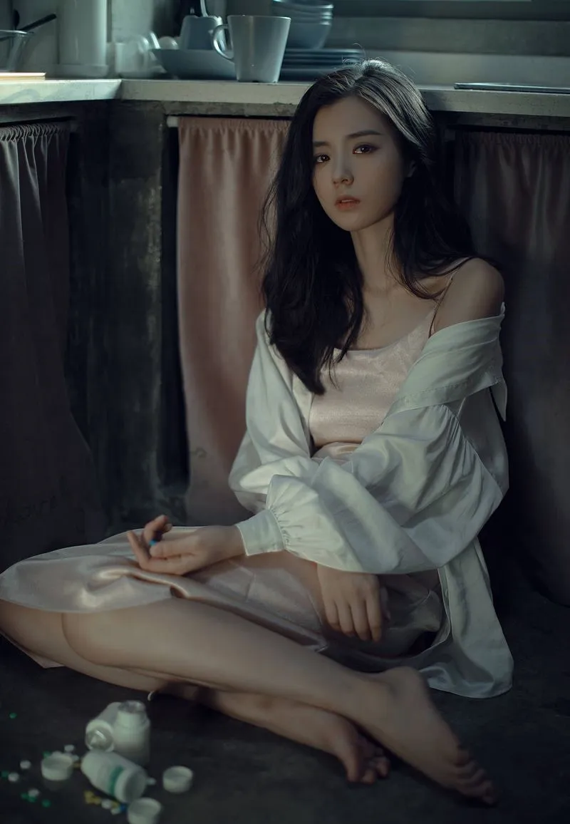 Cô đơn tâm trạng trong góc phòng nhỏ, ánh sáng mờ nhạt qua rèm. Cô đơn tâm trạng trong góc phòng nhỏ, ánh sáng mờ nhạt qua rèm.