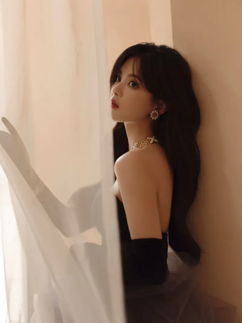 Cô gái hay buồn lặng lẽ nhìn ra khung trời xám xịt đầy cảm xúc. Cô gái hay buồn lặng lẽ nhìn ra khung trời xám xịt đầy cảm xúc.