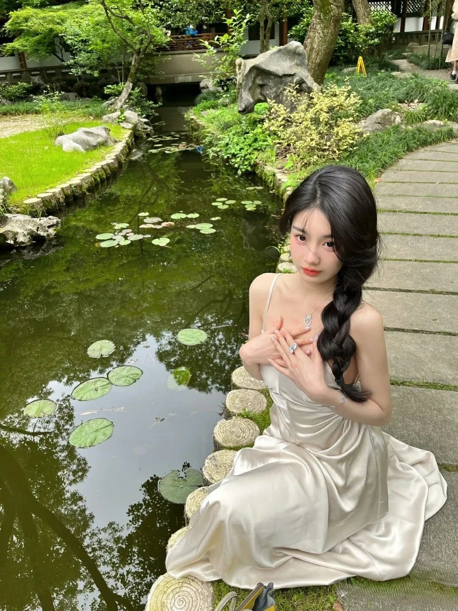 Gái xinh mặc quần jean bó thể hiện phong cách trẻ trung và cá tính Gái xinh mặc quần jean bó thể hiện phong cách trẻ trung và cá tính