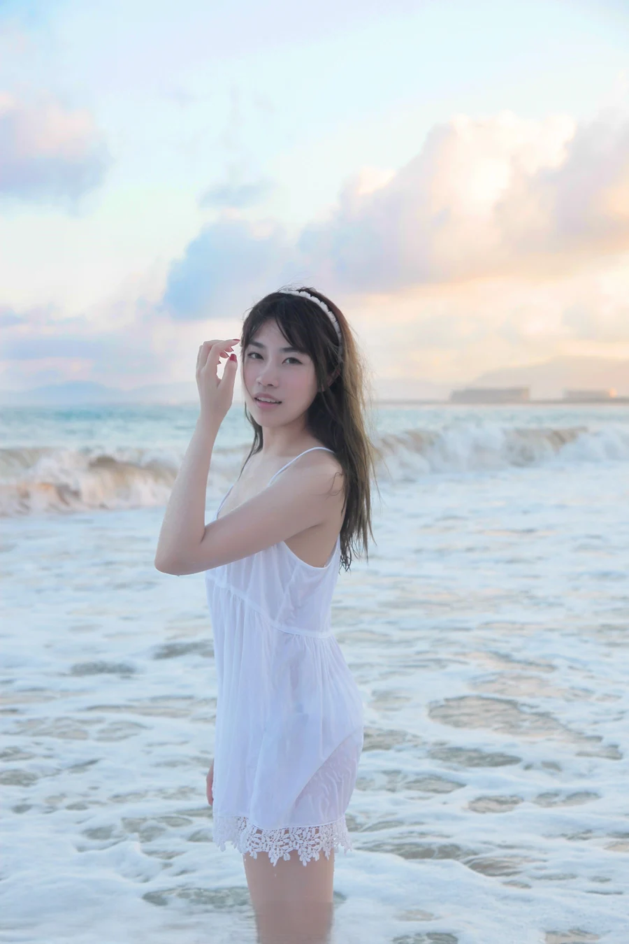 Gái xinh mặc váy ngắn nhảy mang đến sự vui tươi và trẻ trung Gái xinh mặc váy ngắn nhảy mang đến sự vui tươi và trẻ trung