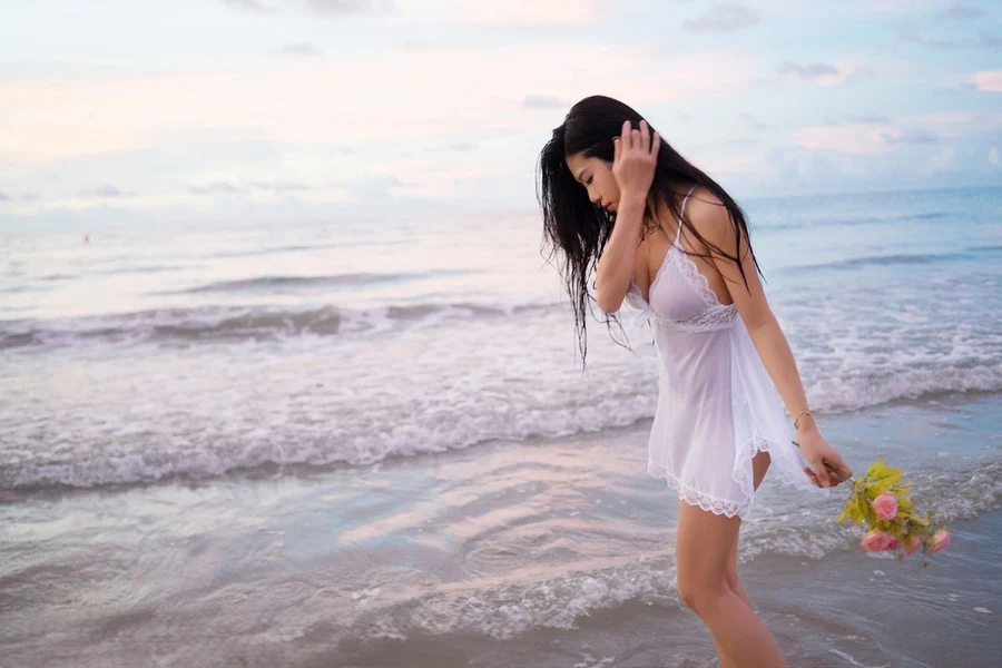 Gái xinh mặc váy ngắn sexy thể hiện sự quyến rũ và tự tin Gái xinh mặc váy ngắn sexy thể hiện sự quyến rũ và tự tin