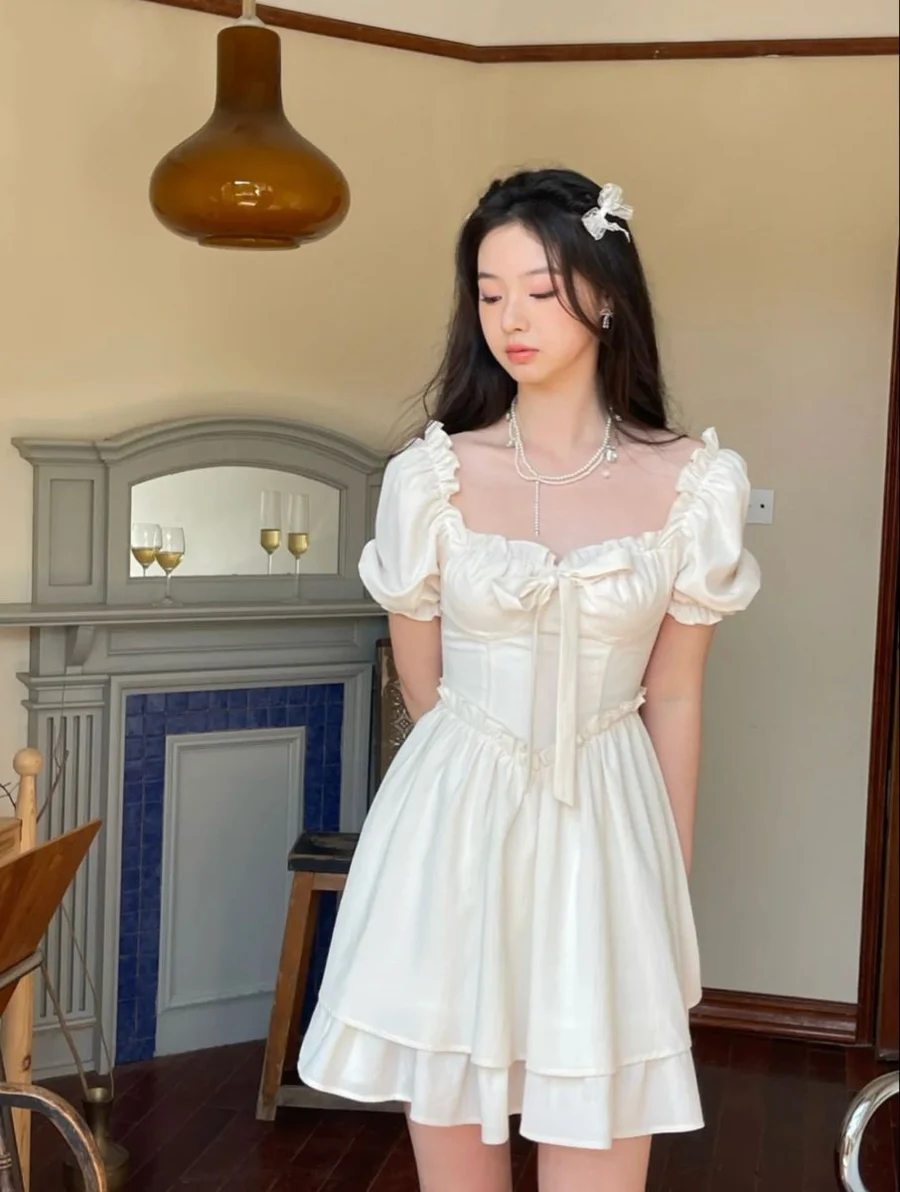 Gái xinh mặc váy ngủ dễ thương khiến mọi người cảm thấy thoải mái Gái xinh mặc váy ngủ dễ thương khiến mọi người cảm thấy thoải mái