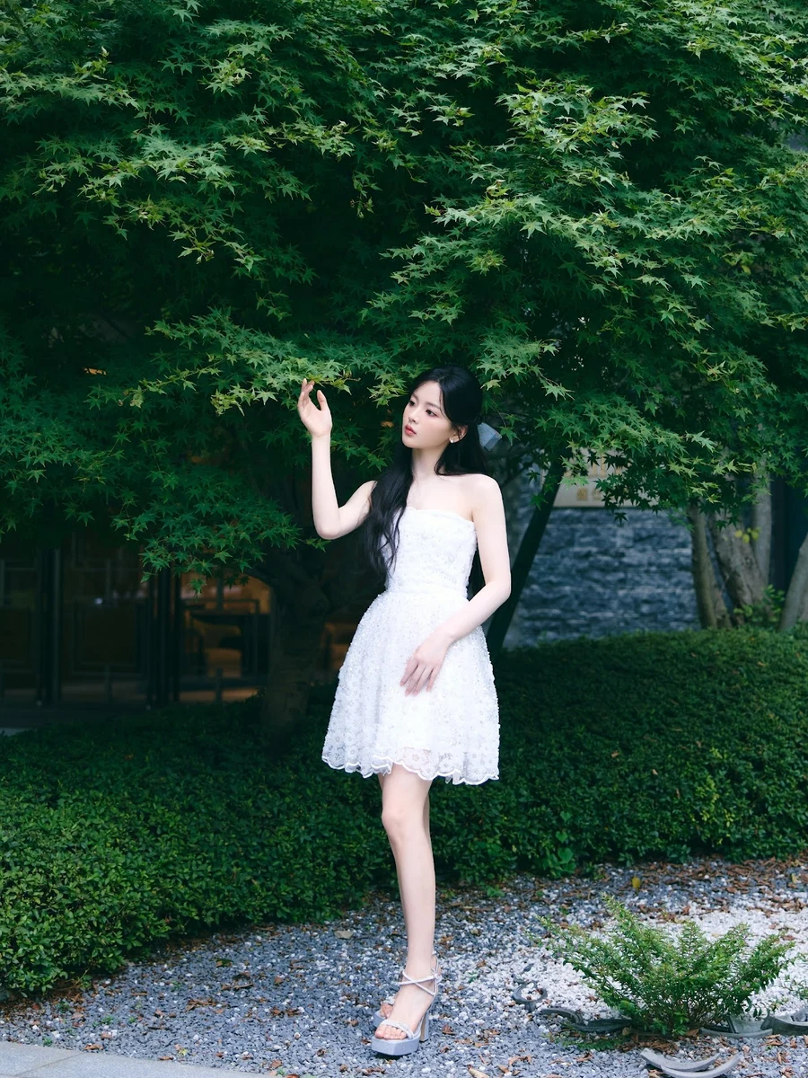 Gái xinh mặc váy sexy thể hiện sự quyến rũ và tự tin Gái xinh mặc váy sexy thể hiện sự quyến rũ và tự tin