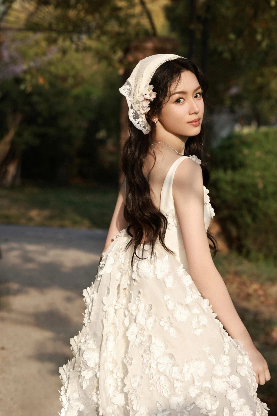 Gái xinh mặc áo trong suốt thể hiện sự táo bạo và quyến rũ Gái xinh mặc áo trong suốt thể hiện sự táo bạo và quyến rũ