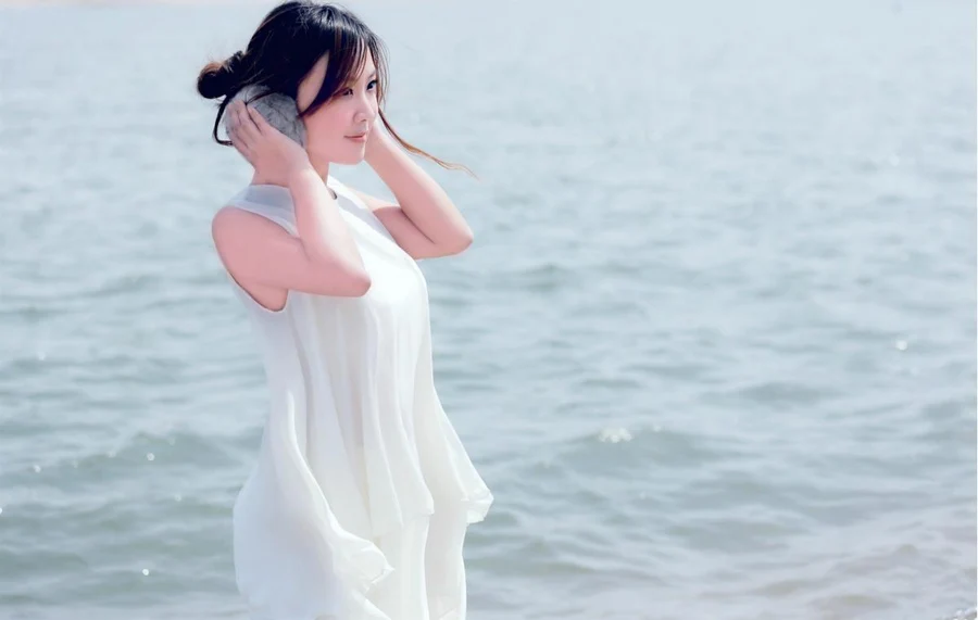 Hình ảnh gái xinh vú to thể hiện sự quyến rũ và tự tin Hình ảnh gái xinh vú to thể hiện sự quyến rũ và tự tin
