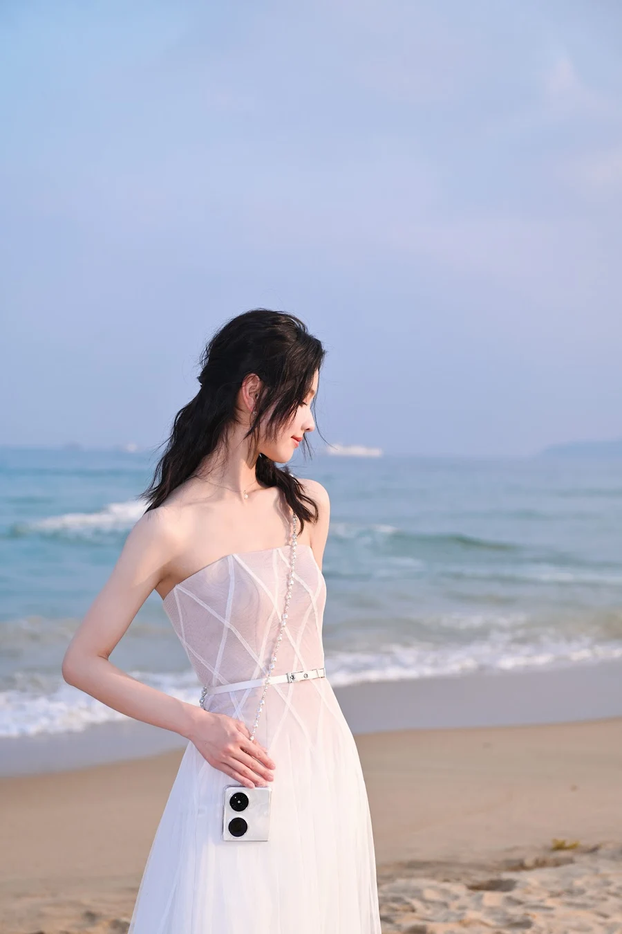Cô gái mặc váy trắng giúp bạn thể hiện sự thanh lịch và duyên dáng Cô gái mặc váy trắng giúp bạn thể hiện sự thanh lịch và duyên dáng