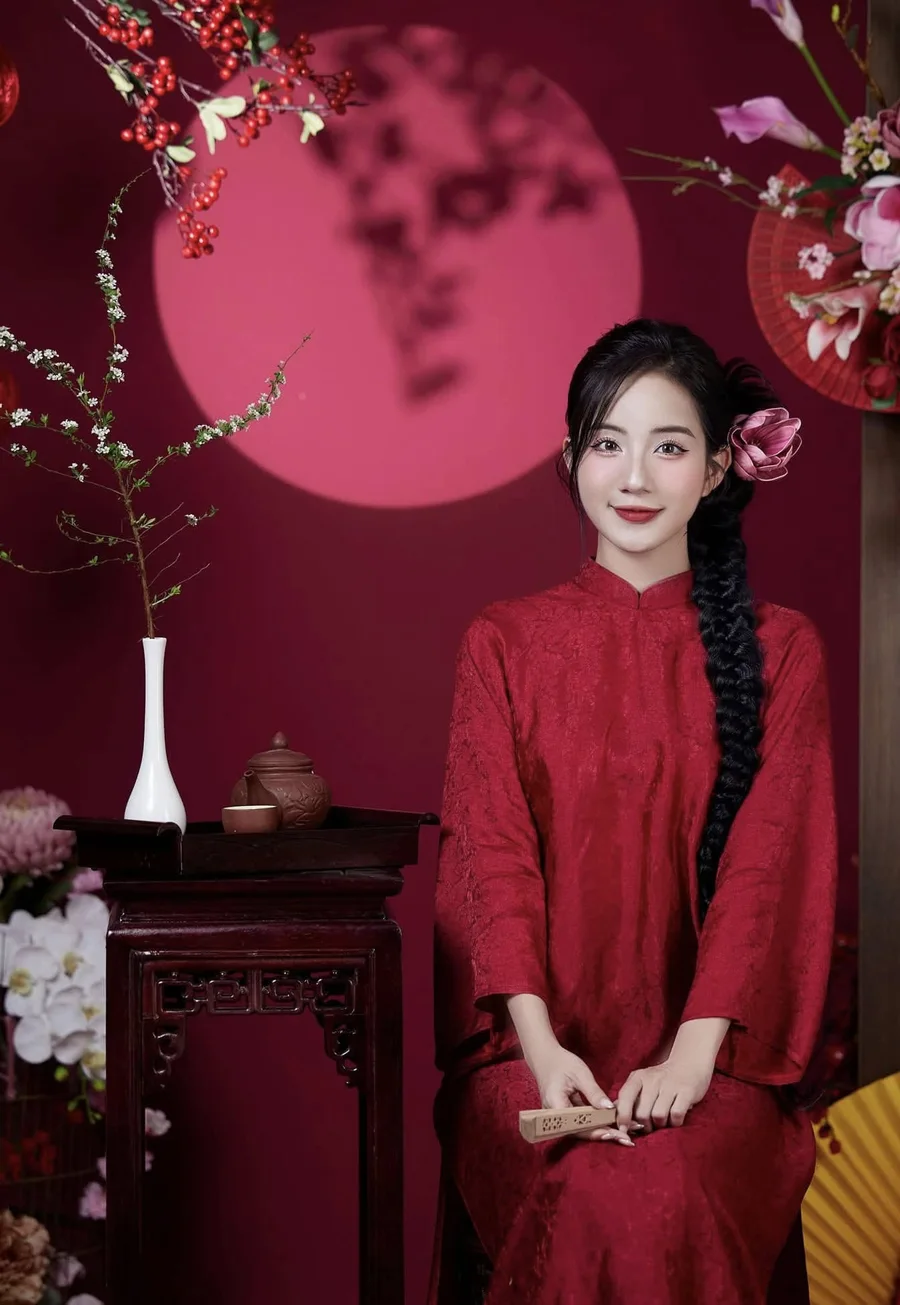 Em áo dài trắng dễ thương khiến mọi người cảm thấy vui vẻ Em áo dài trắng dễ thương khiến mọi người cảm thấy vui vẻ