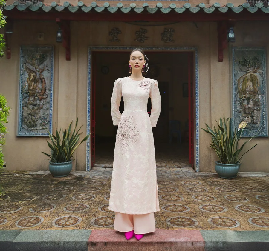 Gái xinh mặc áo dài mỏng giúp tôn lên vẻ đẹp dịu dàng và thanh thoát Gái xinh mặc áo dài mỏng giúp tôn lên vẻ đẹp dịu dàng và thanh thoát