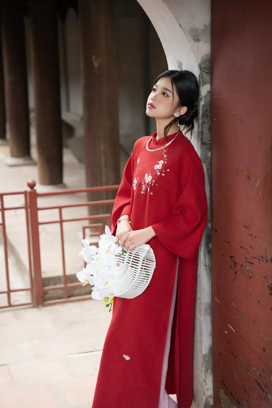 Áo dài trắng 4 tà mang đến vẻ đẹp truyền thống và duyên dáng Áo dài trắng 4 tà mang đến vẻ đẹp truyền thống và duyên dáng