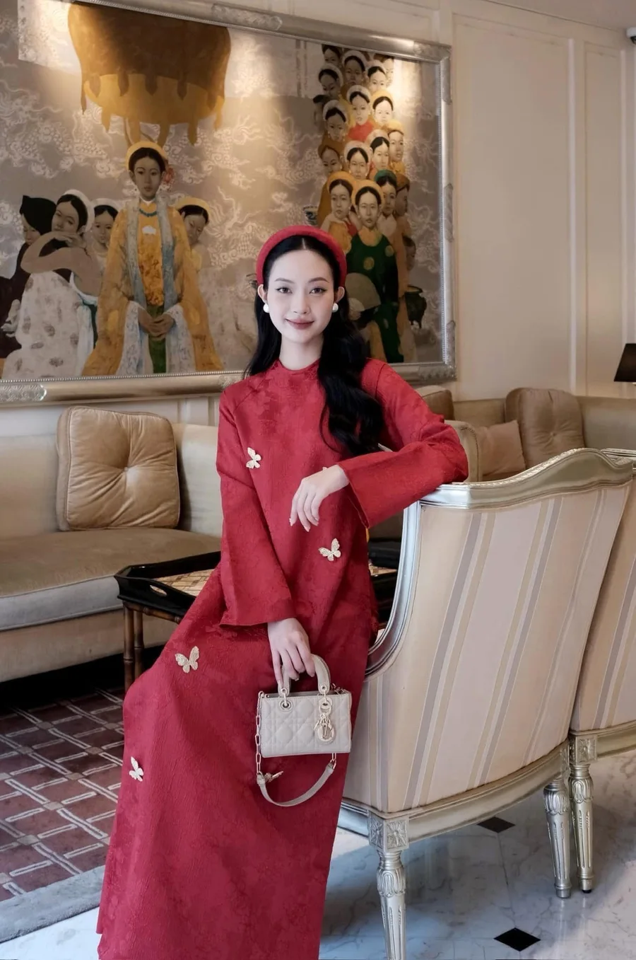 Áo dài trắng cách tân giúp bạn nổi bật trong các sự kiện Áo dài trắng cách tân giúp bạn nổi bật trong các sự kiện