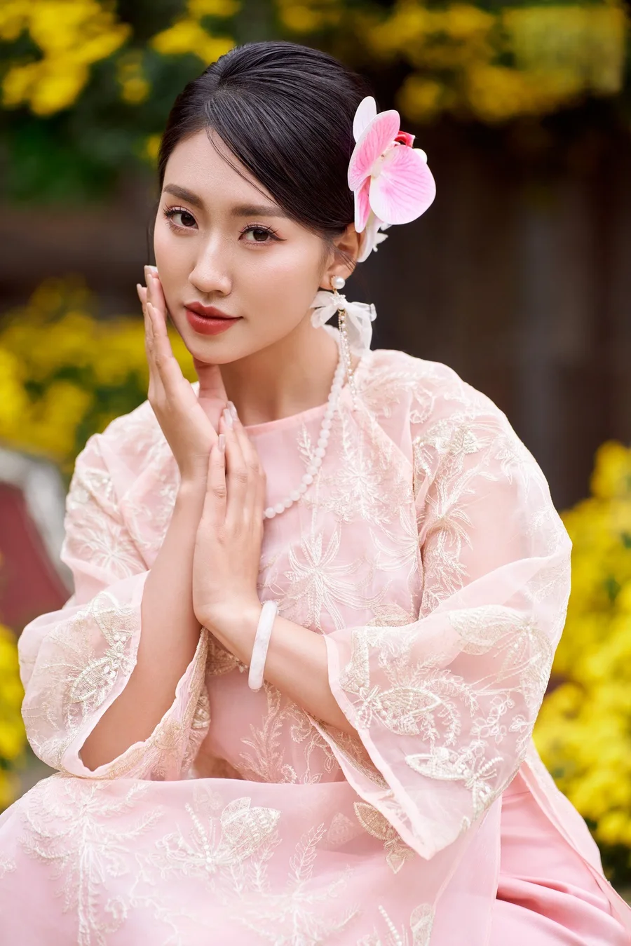 Áo dài trắng mỏng ướt mưa tạo nên hình ảnh lãng mạn Áo dài trắng mỏng ướt mưa tạo nên hình ảnh lãng mạn