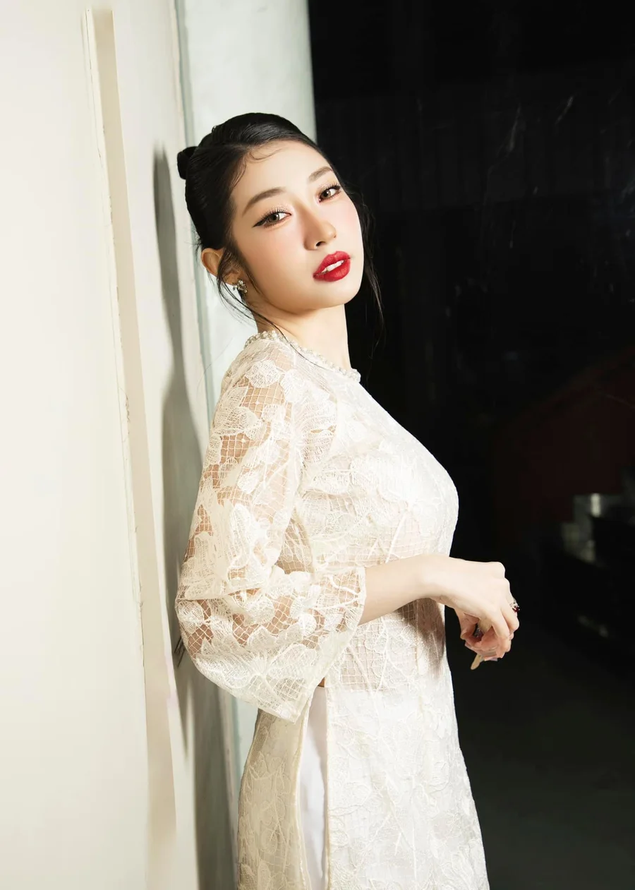 Áo dài trắng siêu mỏng tạo nên phong cách quyến rũ và hiện đại Áo dài trắng siêu mỏng tạo nên phong cách quyến rũ và hiện đại