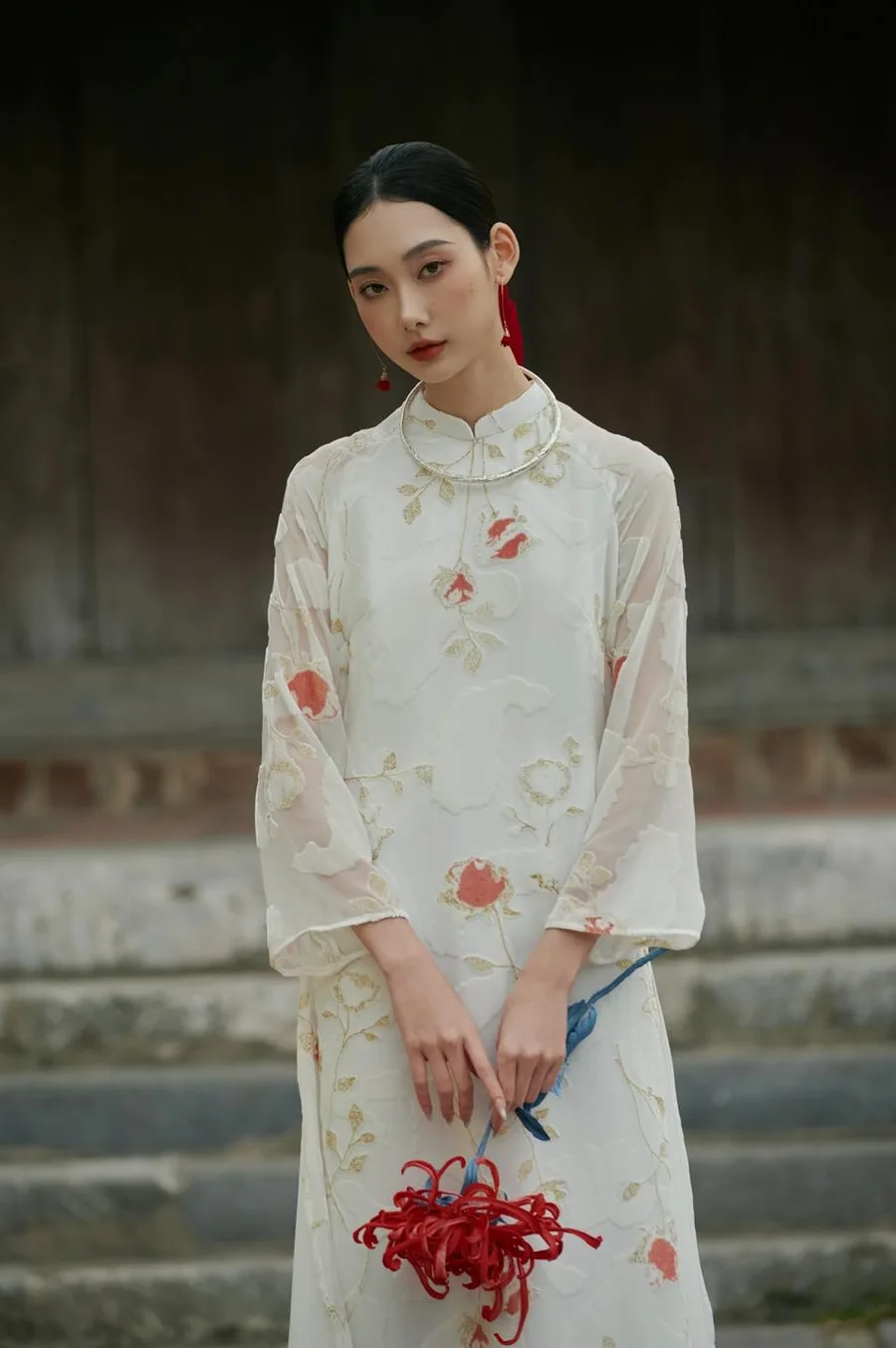 Áo dài trắng truyền thống là biểu tượng của văn hóa Việt Nam Áo dài trắng truyền thống là biểu tượng của văn hóa Việt Nam
