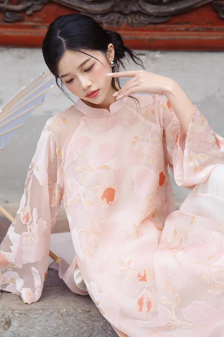 Áo dài trắng xanh giúp bạn thể hiện phong cách tươi mới Áo dài trắng xanh giúp bạn thể hiện phong cách tươi mới