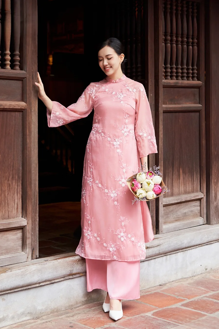 Áo dài cách tân nữ tay phồng tạo nên vẻ đẹp quyến rũ Áo dài cách tân nữ tay phồng tạo nên vẻ đẹp quyến rũ