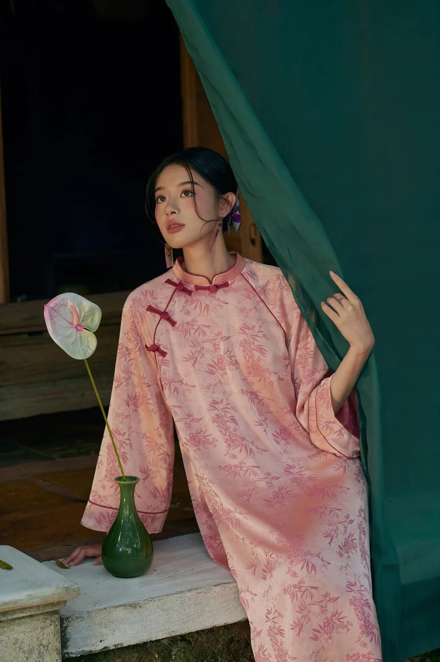 Gái xinh áo dài trắng là hình mẫu của sự thanh lịch và nữ tính Gái xinh áo dài trắng là hình mẫu của sự thanh lịch và nữ tính