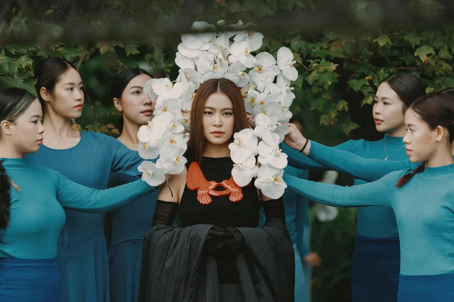 Hình ảnh ca sĩ Hoàng Thùy Linh mang đến sự thu hút cho người xem