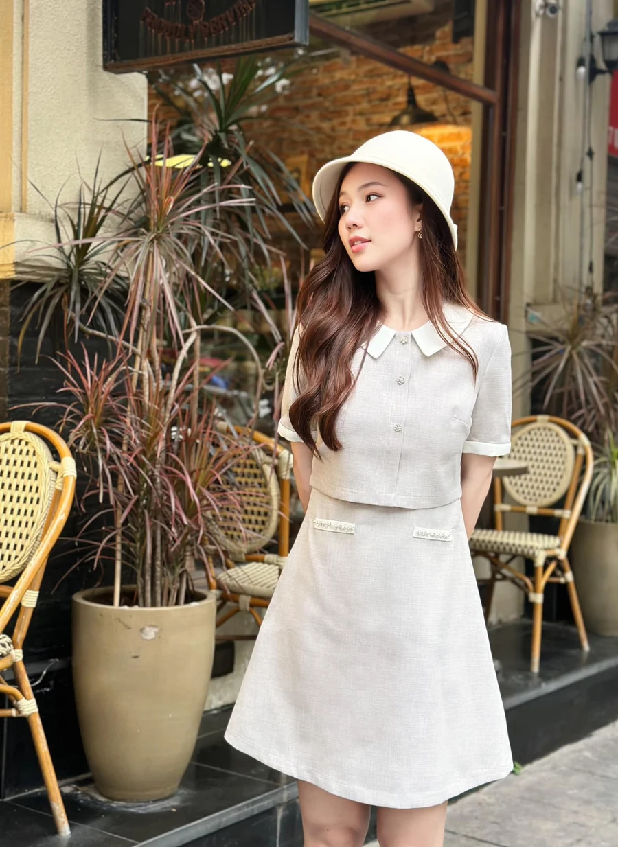 Gái xinh mặc váy lộ tạo nên phong cách táo bạo và quyến rũ Gái xinh mặc váy lộ tạo nên phong cách táo bạo và quyến rũ