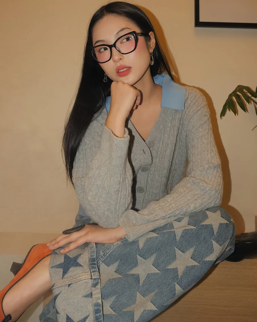 Gái xinh cute đeo kính tạo nên phong cách thông minh và duyên dáng Gái xinh cute đeo kính tạo nên phong cách thông minh và duyên dáng