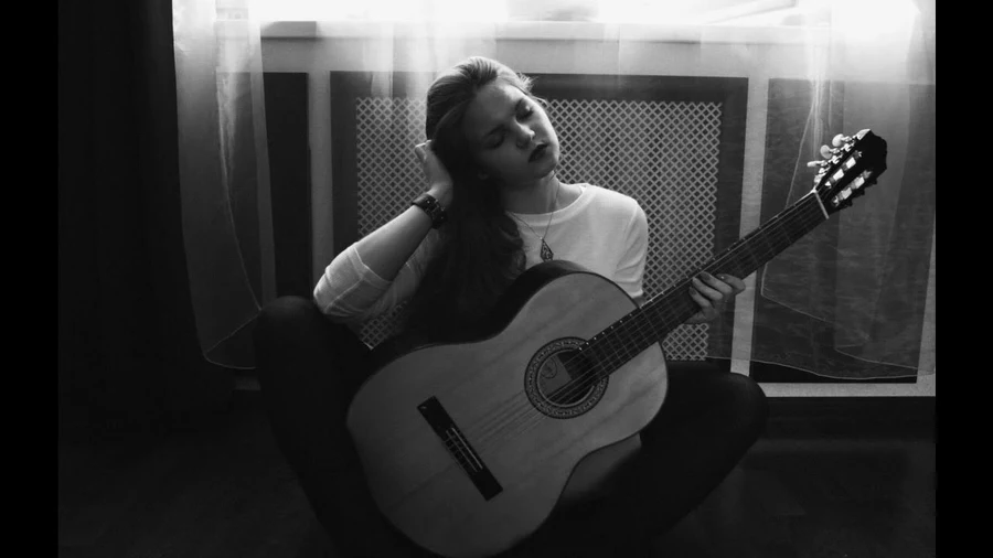 Chơi đàn guitar mang đến niềm vui và sự thư giãn cho người chơi Chơi đàn guitar mang đến niềm vui và sự thư giãn cho người chơi