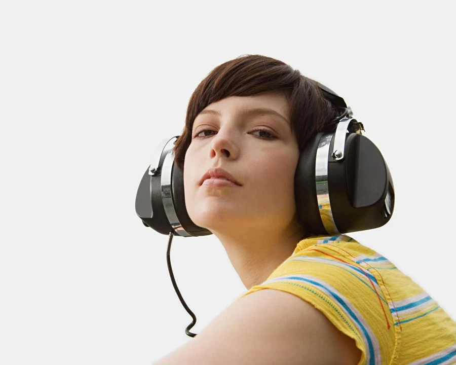 Hình con gái che mặt tạo nên sự bí ẩn và thu hút Hình con gái che mặt tạo nên sự bí ẩn và thu hút