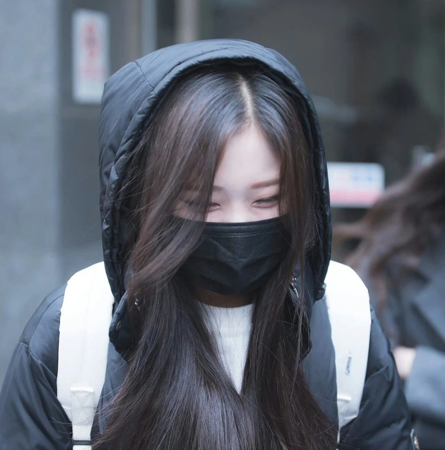 Gái xinh mặc váy trắng che mặt tạo nên sự quyến rũ và bí ẩn Gái xinh mặc váy trắng che mặt tạo nên sự quyến rũ và bí ẩn