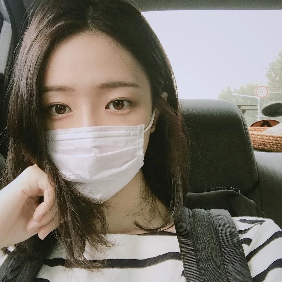 Gái xinh mặc váy trắng nhảy mang đến sự vui tươi và năng động Gái xinh mặc váy trắng nhảy mang đến sự vui tươi và năng động