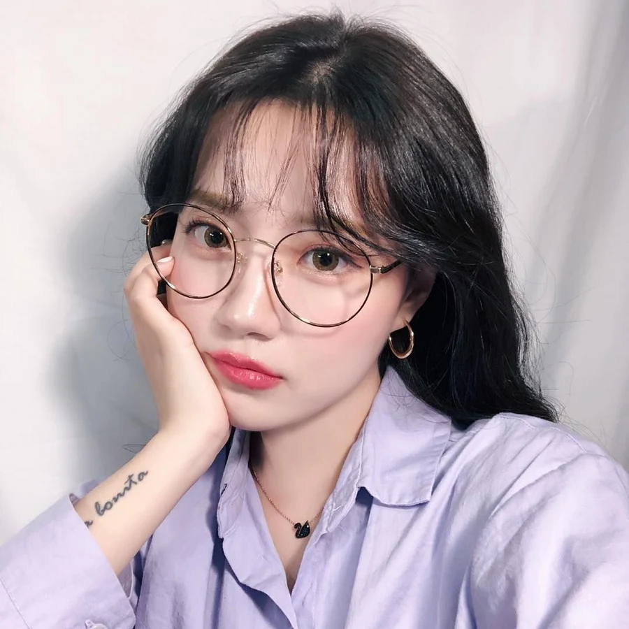 Con gái tóc ngắn đeo kính mang đến vẻ đẹp thông minh và duyên dáng Con gái tóc ngắn đeo kính mang đến vẻ đẹp thông minh và duyên dáng