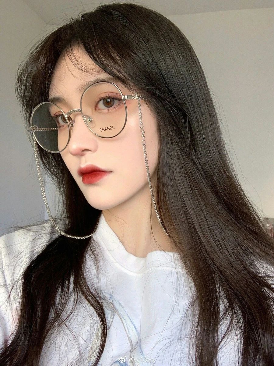 Gái tóc ngắn đeo kính dễ thương khiến mọi người cảm thấy thích thú Gái tóc ngắn đeo kính dễ thương khiến mọi người cảm thấy thích thú