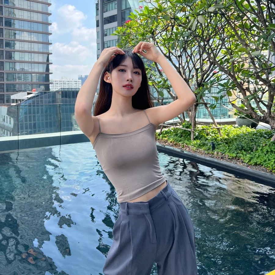 Gái đẹp đeo kính mang đến sự quyến rũ cho không gian Gái đẹp đeo kính mang đến sự quyến rũ cho không gian