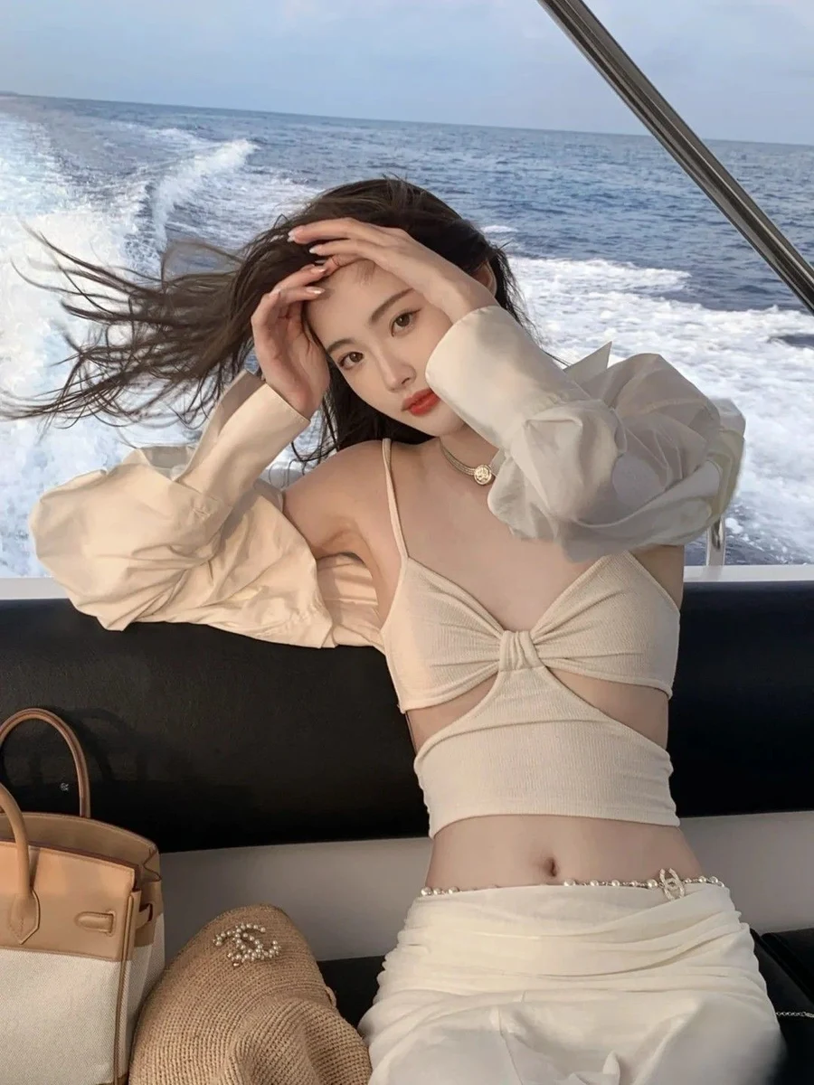 Gái xinh mặc áo hai dây giúp bạn thể hiện sự trẻ trung và năng động Gái xinh mặc áo hai dây giúp bạn thể hiện sự trẻ trung và năng động