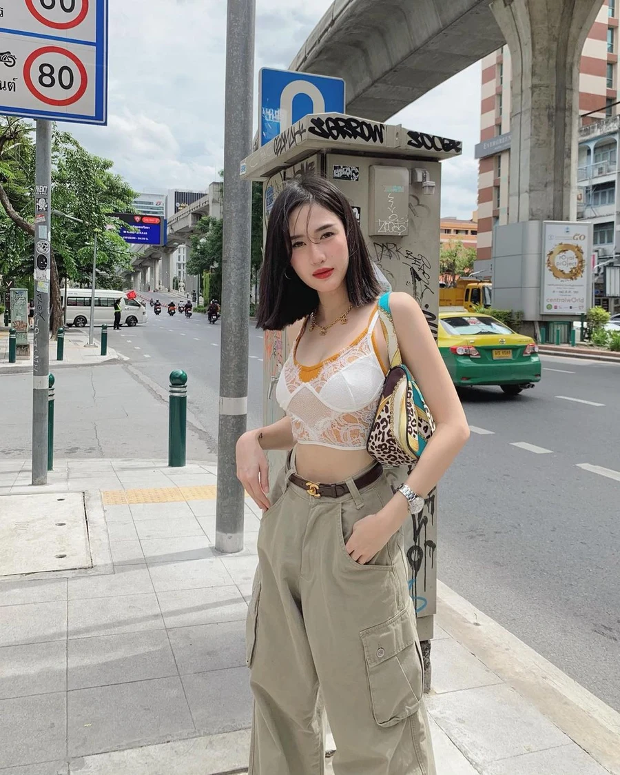 Gái xinh mặc áo yếm giúp bạn thể hiện phong cách cá tính Gái xinh mặc áo yếm giúp bạn thể hiện phong cách cá tính