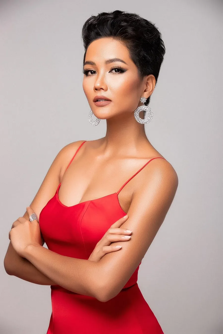 H'Hen Niê là một trong những hoa hậu nổi bật nhất hiện nay H'Hen Niê là một trong những hoa hậu nổi bật nhất hiện nay