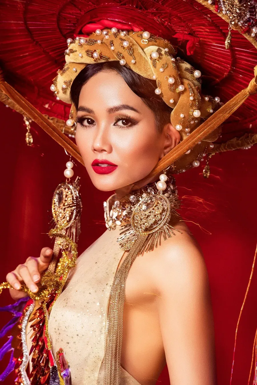 H'Hen Niê dân tộc Ê Đê là niềm tự hào của người Việt H'Hen Niê dân tộc Ê Đê là niềm tự hào của người Việt