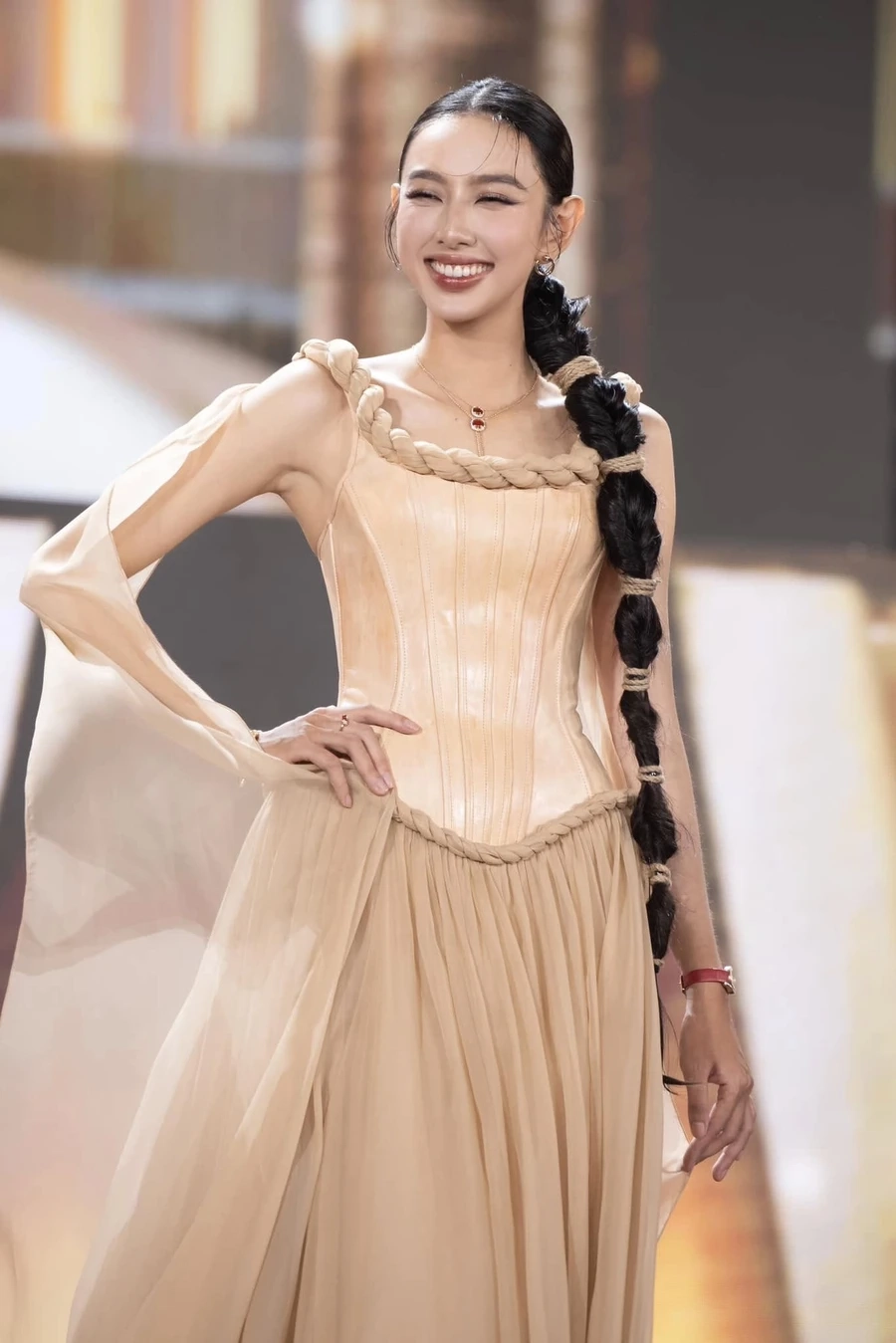 Hoa hậu hòa bình thế giới Thủy Tiên mang đến hình ảnh đẹp và ý nghĩa Hoa hậu hòa bình thế giới Thủy Tiên mang đến hình ảnh đẹp và ý nghĩa